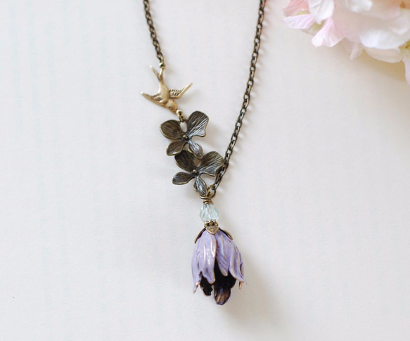 Tulip with Bird and Flower Necklace アンティーク風チューリップと小鳥のネックレス 1枚目の画像