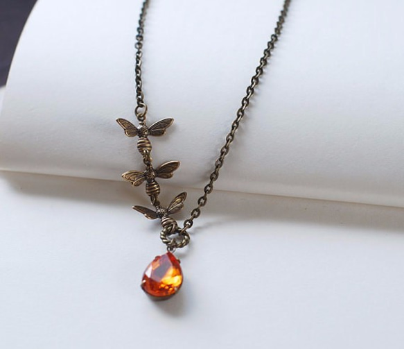 3匹のミツバチとスワロのネックレス。LeChaim Three Bee Necklace 1枚目の画像