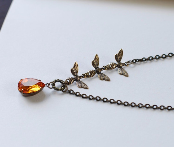 3匹のミツバチとスワロのネックレス。LeChaim Three Bee Necklace 2枚目の画像