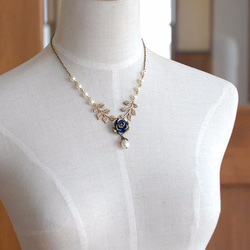 ネイビー ローズとスワロパールのネックレス LeChaim Navy Blue Rose Necklace 4枚目の画像