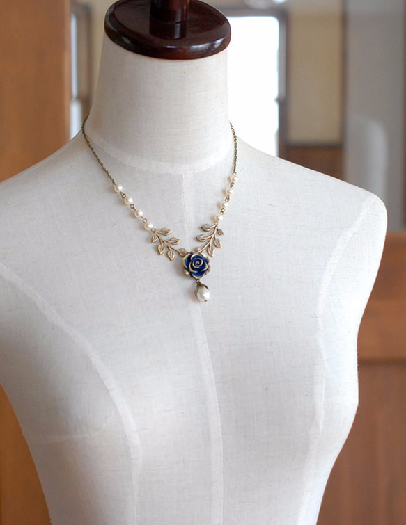 ネイビー ローズとスワロパールのネックレス LeChaim Navy Blue Rose Necklace 4枚目の画像