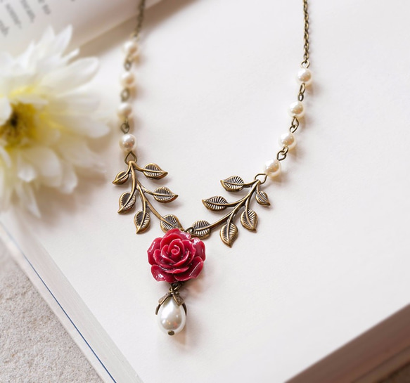 バーガンディー ローズ ネックレス LeChaim Burgundy Rose Brass Leaf Necklace 1枚目の画像