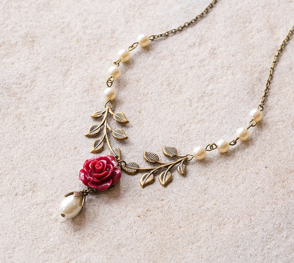 バーガンディー ローズ ネックレス LeChaim Burgundy Rose Brass Leaf Necklace 2枚目の画像