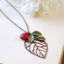 瓢蟲綠葉造型項鍊Ladybug with Leaf Necklace 第1張的照片