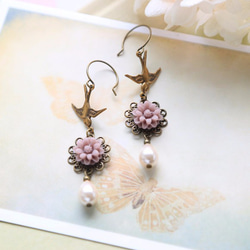 鳥とスワロパールのピアス。LeChaim Mauve Flower Glass Pearls Pierce 2枚目の画像