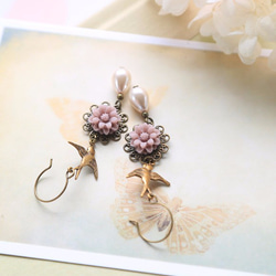 鳥とスワロパールのピアス。LeChaim Mauve Flower Glass Pearls Pierce 3枚目の画像