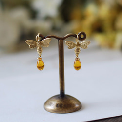 ハチとハニードロップのピアス。LeChaim Honey Drop Gold Brass Bee Pierce 4枚目の画像