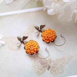 橘色小花搭配蜜蜂造型耳針Orange Flower and Bee Pierce 第3張的照片