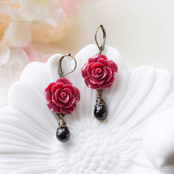 レッド フラワーとグラス パールのピアス。 Burgundy Flower Black Pearl Pierce 2枚目の画像