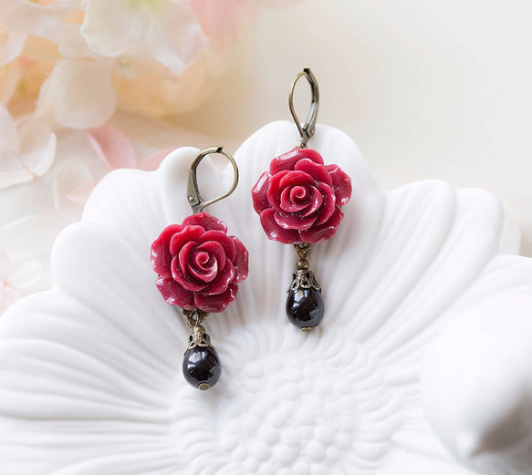 レッド フラワーとグラス パールのピアス。 Burgundy Flower Black Pearl Pierce 2枚目の画像