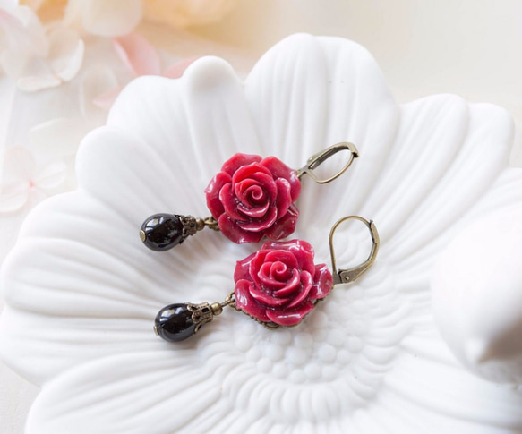 勃艮第酒紅色小花搭配黑色玻璃珍珠耳針。Burgundy Flower Black Pearl Pierce 第3張的照片