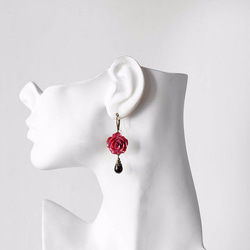 レッド フラワーとグラス パールのピアス。 Burgundy Flower Black Pearl Pierce 4枚目の画像