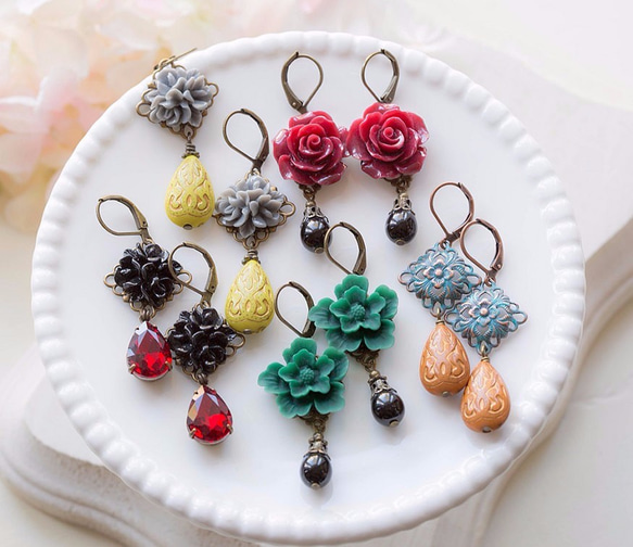 レッド フラワーとグラス パールのピアス。 Burgundy Flower Black Pearl Pierce 5枚目の画像