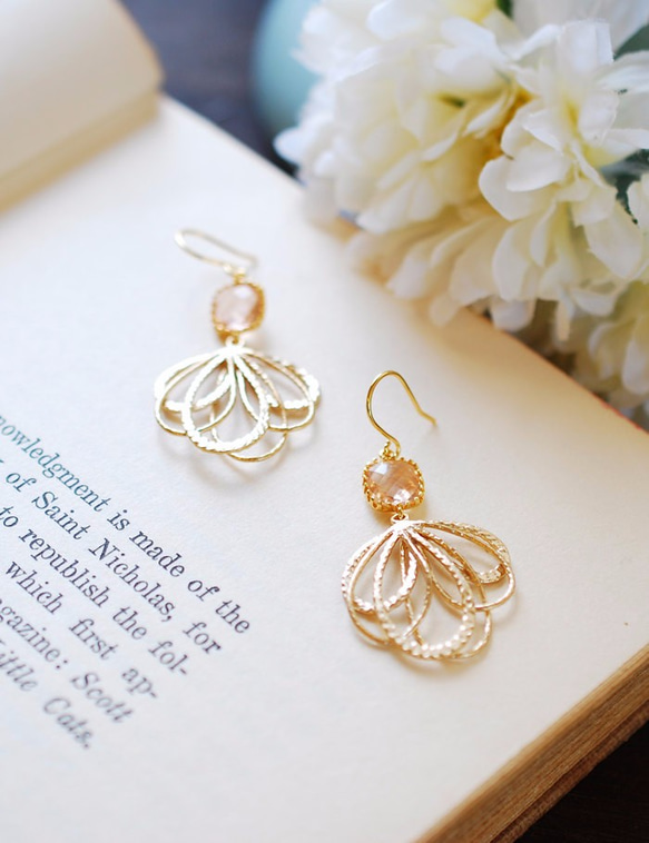 香檳玻璃石搭配合金球圈墜耳針 Champagne Glass Dangle Earrings in Gold 第2張的照片