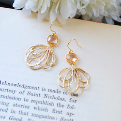 香檳玻璃石搭配合金球圈墜耳針 Champagne Glass Dangle Earrings in Gold 第3張的照片