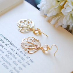 香檳玻璃石搭配合金球圈墜耳針 Champagne Glass Dangle Earrings in Gold 第4張的照片