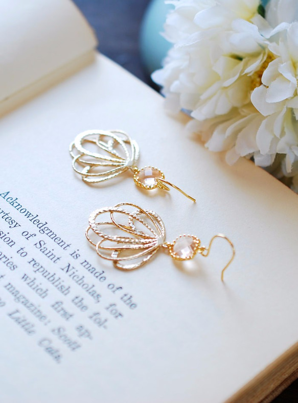 香檳玻璃石搭配合金球圈墜耳針 Champagne Glass Dangle Earrings in Gold 第4張的照片