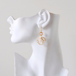 香檳玻璃石搭配合金球圈墜耳針 Champagne Glass Dangle Earrings in Gold 第5張的照片