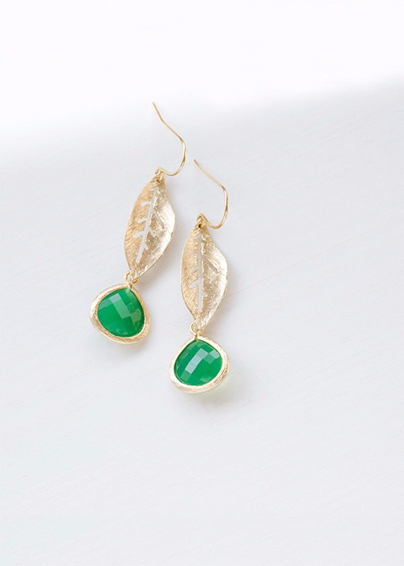 合金綠葉搭配翡翠綠玻璃石耳針 Gold Leaf Emerald Green Glass Pierce 第2張的照片
