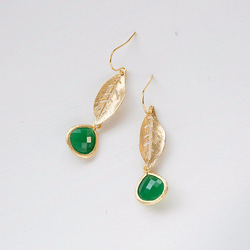合金綠葉搭配翡翠綠玻璃石耳針 Gold Leaf Emerald Green Glass Pierce 第4張的照片