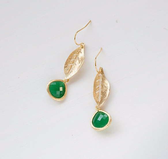 エメラルドグリーンが印象的なピアス Gold Leaf Emerald Green Glass Pierce 4枚目の画像