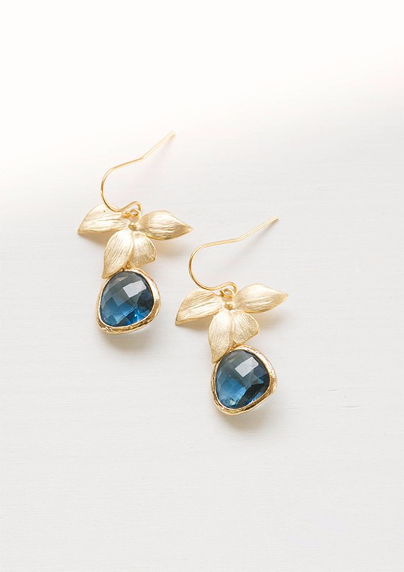 海軍藍色玻璃石搭配金飾蘭花耳針LeChaim Glass Gold Orchid Flower Pierce 第2張的照片