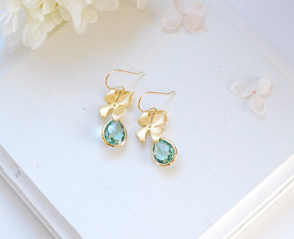 LeChaimの爽やかなピアス Gold Orchid Flower Seafoam Glass Pierce 3枚目の画像