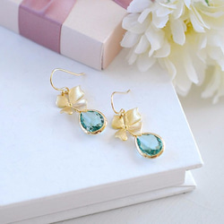 LeChaimの爽やかなピアス Gold Orchid Flower Seafoam Glass Pierce 5枚目の画像