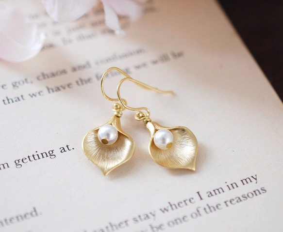 ゴールド リリー フラワー ピアス Gold Calla Lily Cream Pearls Pierce 1枚目の画像