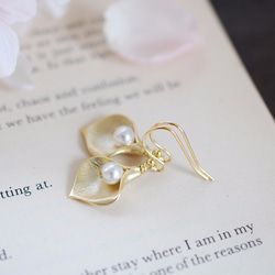 ゴールド リリー フラワー ピアス Gold Calla Lily Cream Pearls Pierce 2枚目の画像