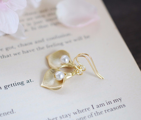 ゴールド リリー フラワー ピアス Gold Calla Lily Cream Pearls Pierce 2枚目の画像