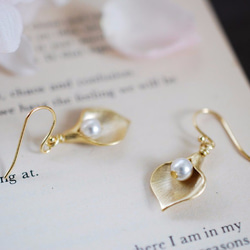 ゴールド リリー フラワー ピアス Gold Calla Lily Cream Pearls Pierce 3枚目の画像