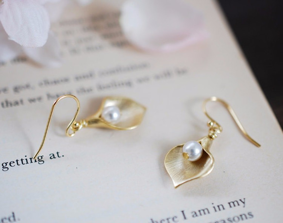 ゴールド リリー フラワー ピアス Gold Calla Lily Cream Pearls Pierce 3枚目の画像