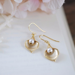 ゴールド リリー フラワー ピアス Gold Calla Lily Cream Pearls Pierce 4枚目の画像