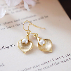 ゴールド リリー フラワー ピアス Gold Calla Lily Cream Pearls Pierce 5枚目の画像