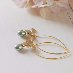 セージグリーンのロングピアス。Gold Orchid & Sage Green Pearl Pierce 4枚目の画像