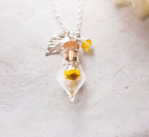 用在瓶玻璃的黃色逗人喜愛的真正的花裝飾的項鍊。 LeChaim 第3張的照片