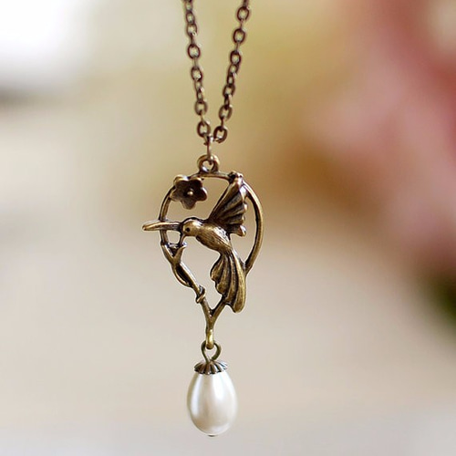 幸せを運ぶ鳥ハミングバードのネックレス。LeChaim Jewelry
