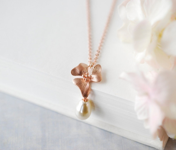 施華洛世奇珍珠蝴蝶蘭圖案項鍊。玫瑰金蘭花花項鍊 第3張的照片