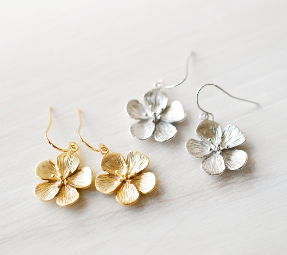 桜のピアス ゴールド＆シルバーの 2点セットCherry Blossom Earrings 1枚目の画像