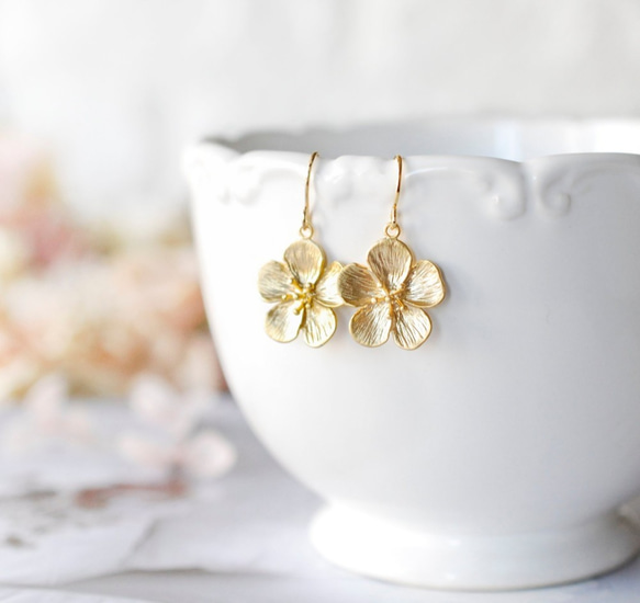 桜のピアス ゴールド＆シルバーの 2点セットCherry Blossom Earrings 2枚目の画像