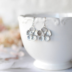 桜のピアス ゴールド＆シルバーの 2点セットCherry Blossom Earrings 3枚目の画像