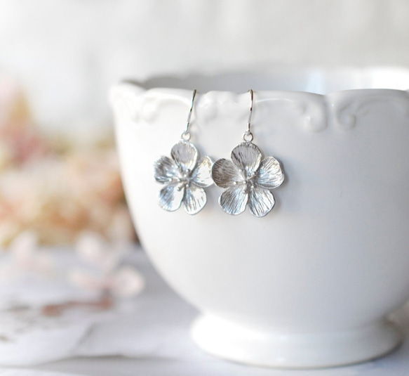 桜のピアス ゴールド＆シルバーの 2点セットCherry Blossom Earrings 3枚目の画像