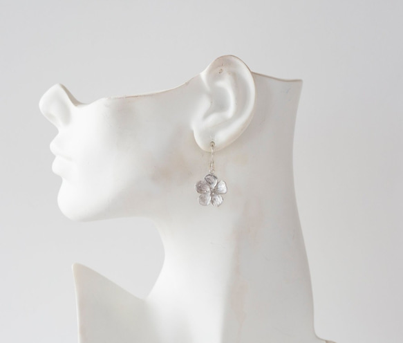桜のピアス ゴールド＆シルバーの 2点セットCherry Blossom Earrings 5枚目の画像