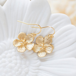 桜のピアス ゴールド＆シルバーの 2点セットCherry Blossom Earrings 6枚目の画像