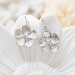 桜のピアス ゴールド＆シルバーの 2点セットCherry Blossom Earrings 7枚目の画像