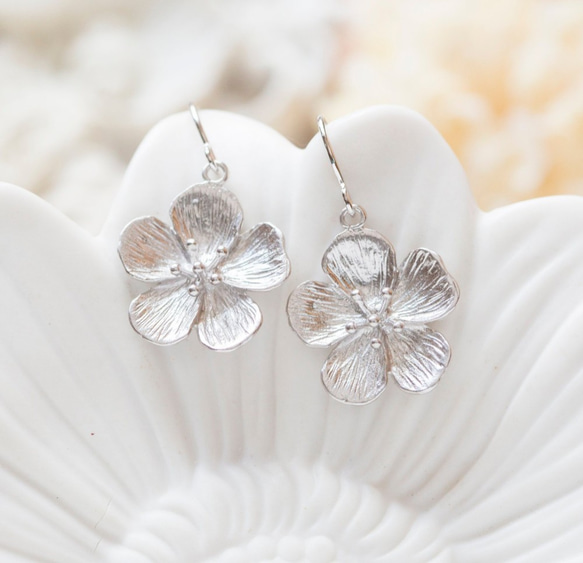 桜のピアス ゴールド＆シルバーの 2点セットCherry Blossom Earrings 7枚目の画像