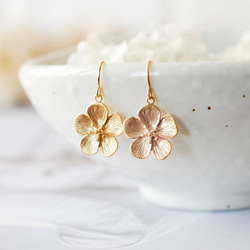 桜のピアス ゴールド＆シルバーの 2点セットCherry Blossom Earrings 8枚目の画像