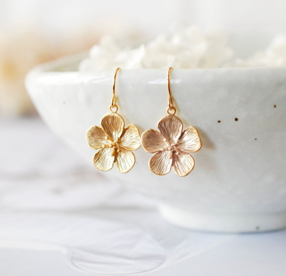 桜のピアス ゴールド＆シルバーの 2点セットCherry Blossom Earrings 8枚目の画像
