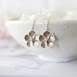 桜のピアス ゴールド＆シルバーの 2点セットCherry Blossom Earrings 9枚目の画像